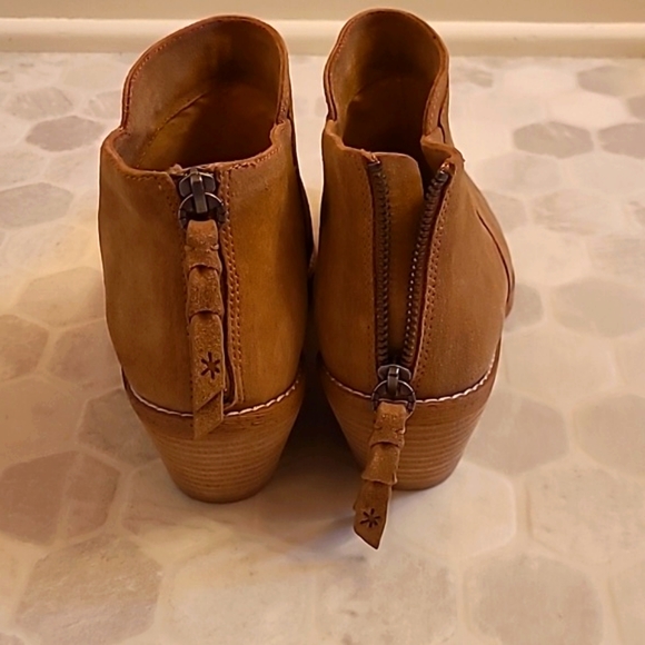 NWOB SPLENDID tan suede booties - Picture 3 of 7